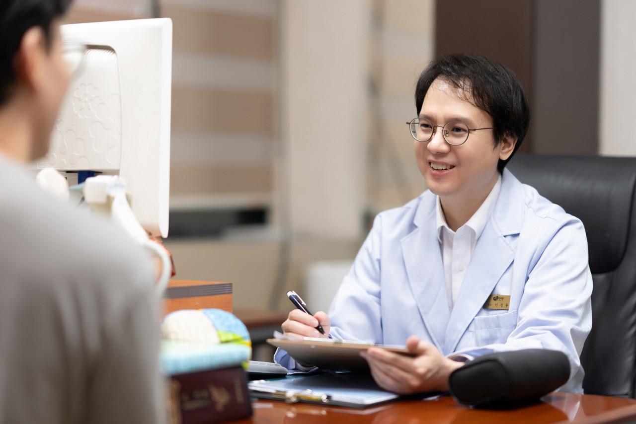 비담한의원 진료실에서 상담하는 이성용 대표원장